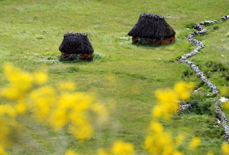 El Parque Natural de Somiedo con su paisajes, fauna y flora, hace de este rincón asturiano un lugar privilegiado para el esparcimiento. La orografía oscila desde los 400 metros a los casi 2.200, con lagos, Saliencia y del Valle, y teitos, construcciones que utilizaban los vaqueiros de alzada realizadas con techumbre de escoba.