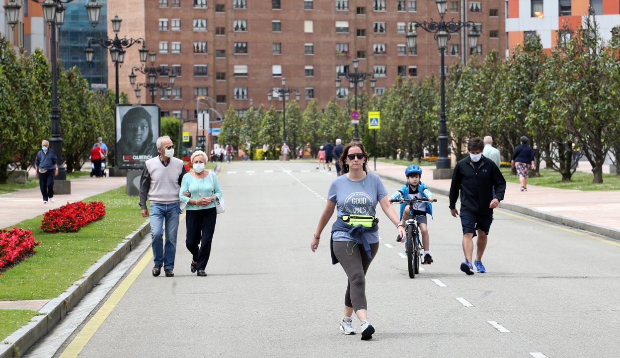 La avenida Fundación Príncipe de Asturias, ayer, después de que los agentes cerrasen el paso a los vehículos. 