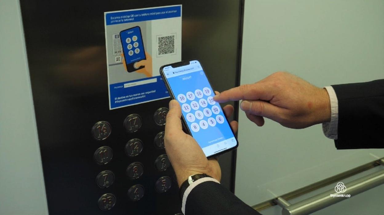 La aplicación muestra una réplica de la botonera en el móvil. 