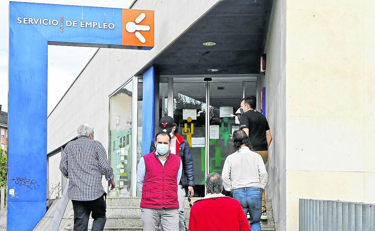 Las oficinas de empleo volvieron a abrir ayer en las zonas en fase 3, como el Principado. arnaldo garcía