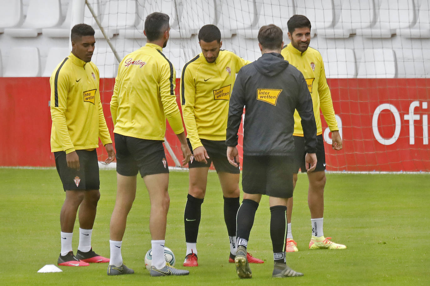 Los jugadores del Sporting han preparado el encuentro del jueves frente al Alcorcón en el Estadio Santo Domingo. 