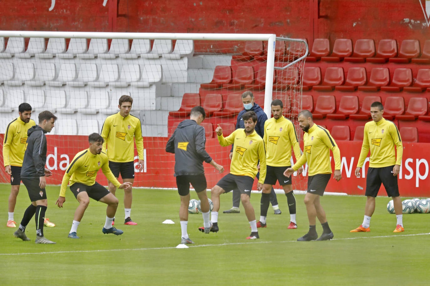 Los jugadores del Sporting han preparado el encuentro del jueves frente al Alcorcón en el Estadio Santo Domingo. 