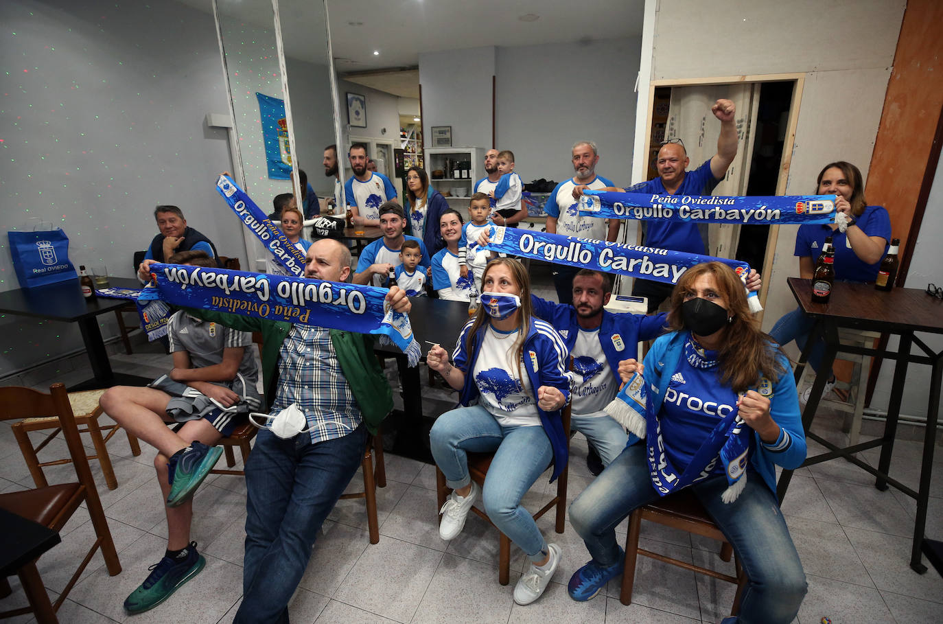 Las peñas del Oviedo viven el choque ante el Depor fuera del estadio. 