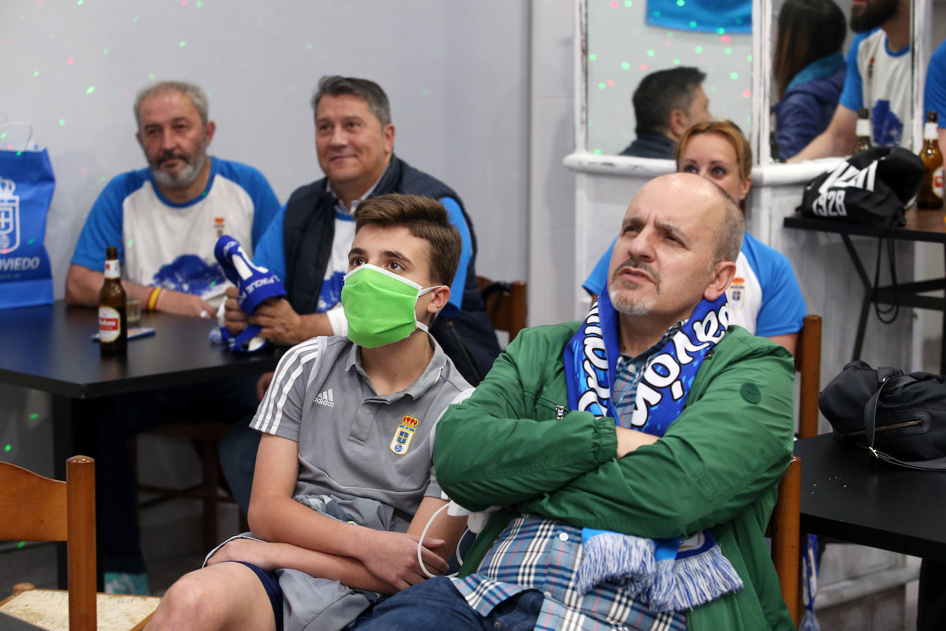 Las peñas del Oviedo viven el choque ante el Depor fuera del estadio. 