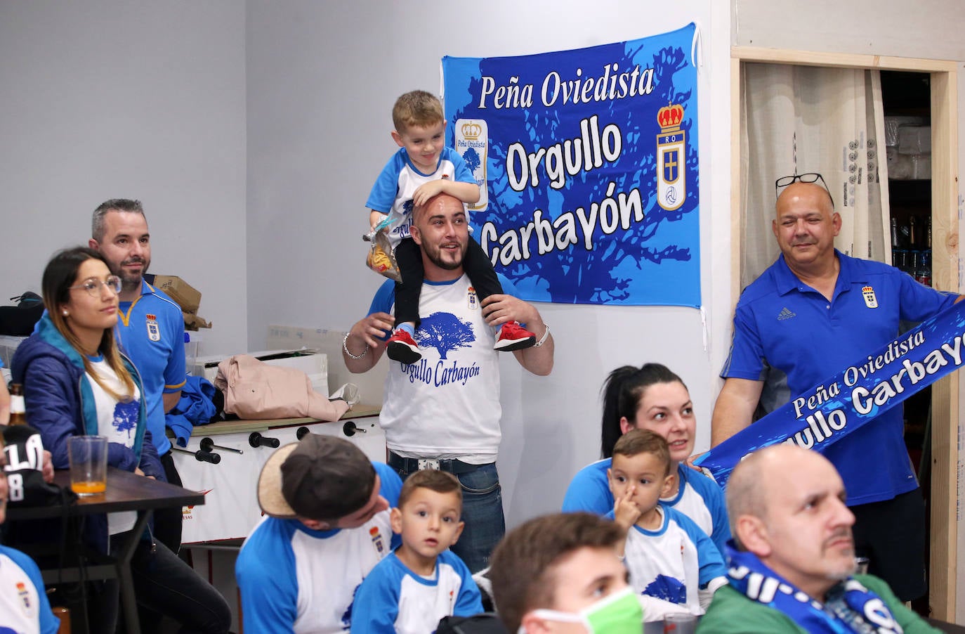 Las peñas del Oviedo viven el choque ante el Depor fuera del estadio. 