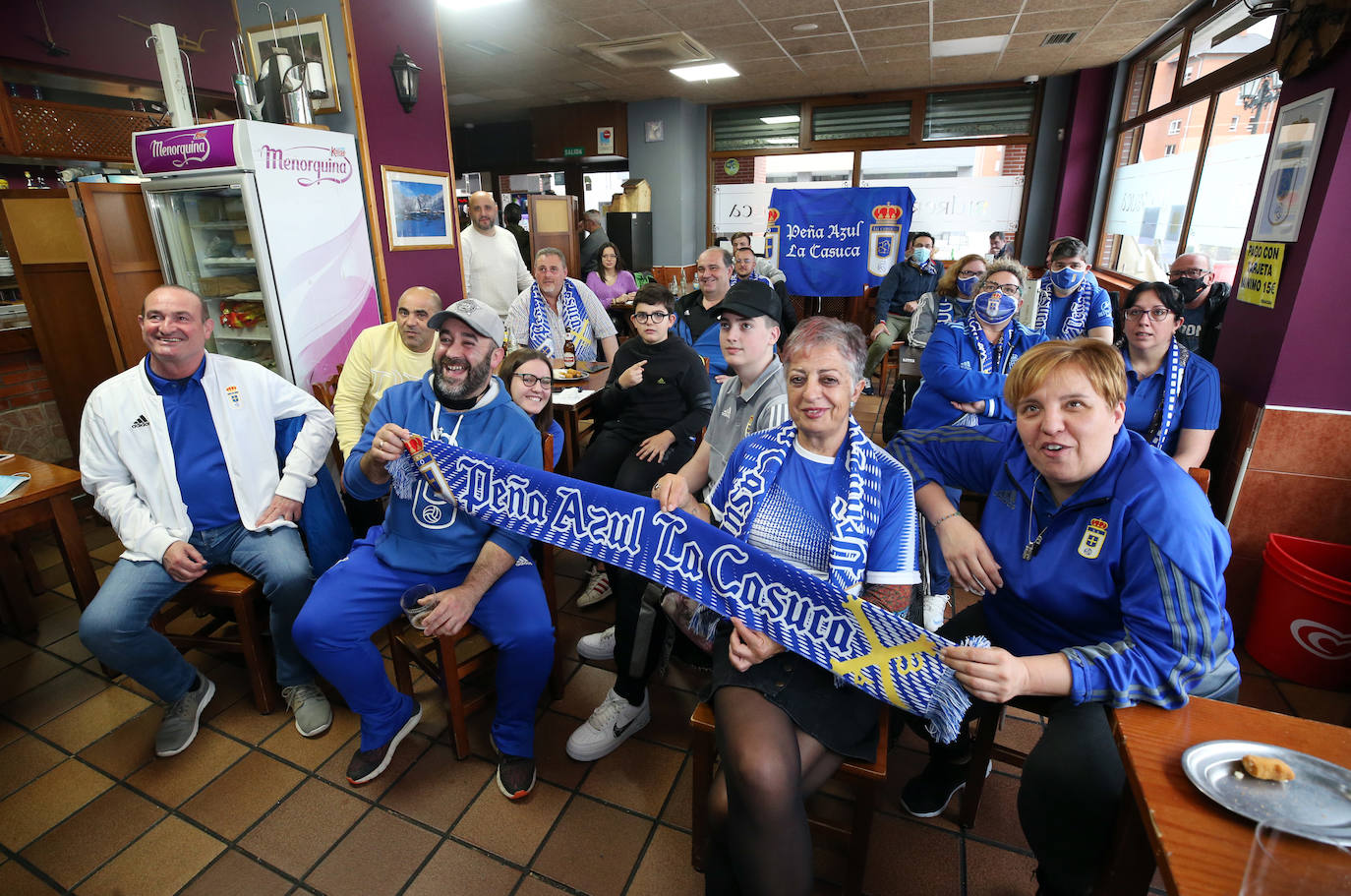 Las peñas del Oviedo viven el choque ante el Depor fuera del estadio. 