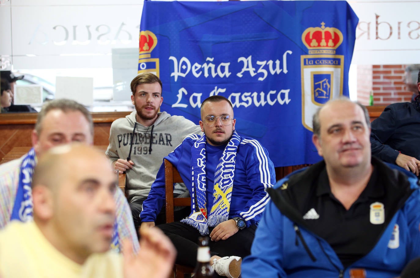 Las peñas del Oviedo viven el choque ante el Depor fuera del estadio. 