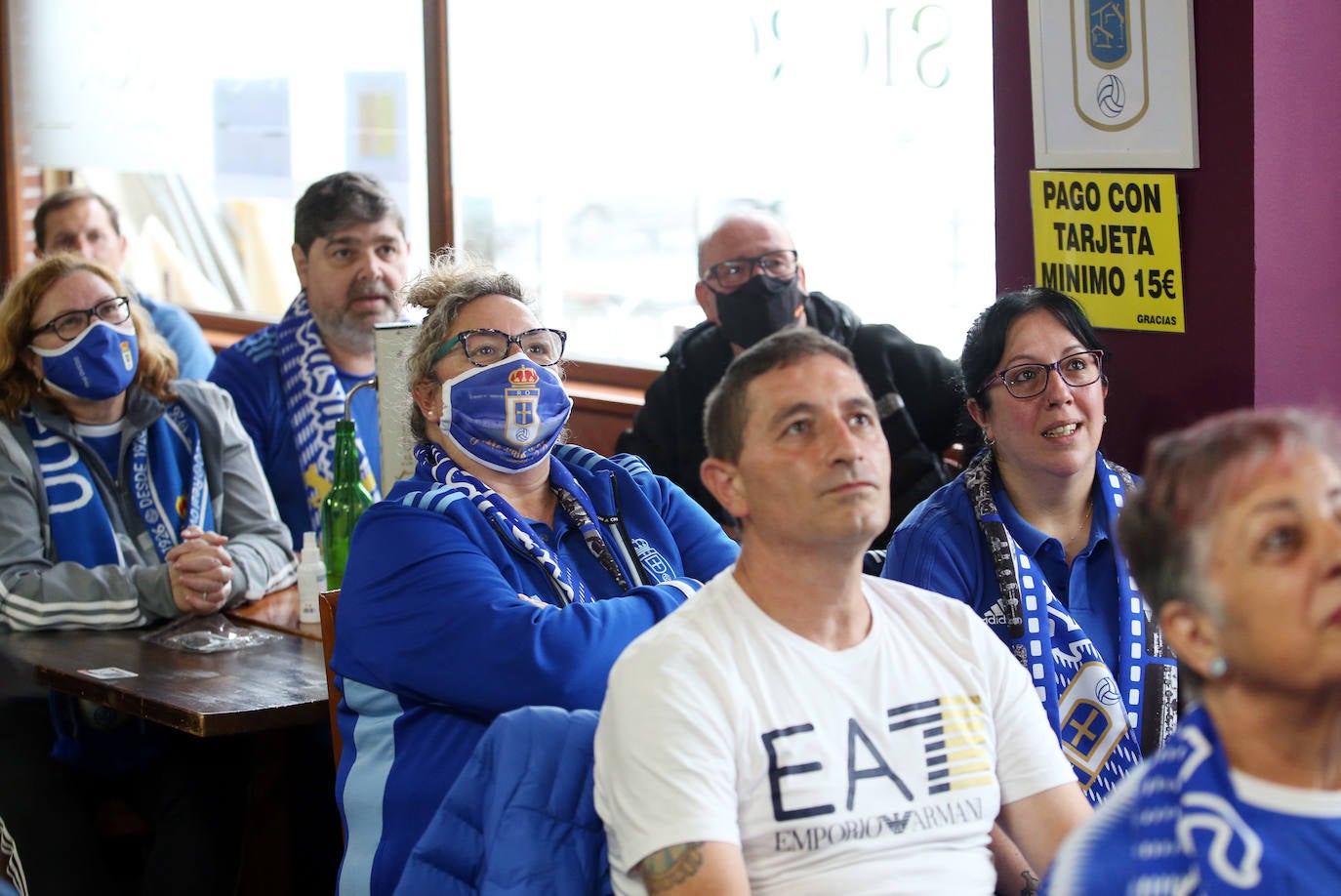 Las peñas del Oviedo viven el choque ante el Depor fuera del estadio. 