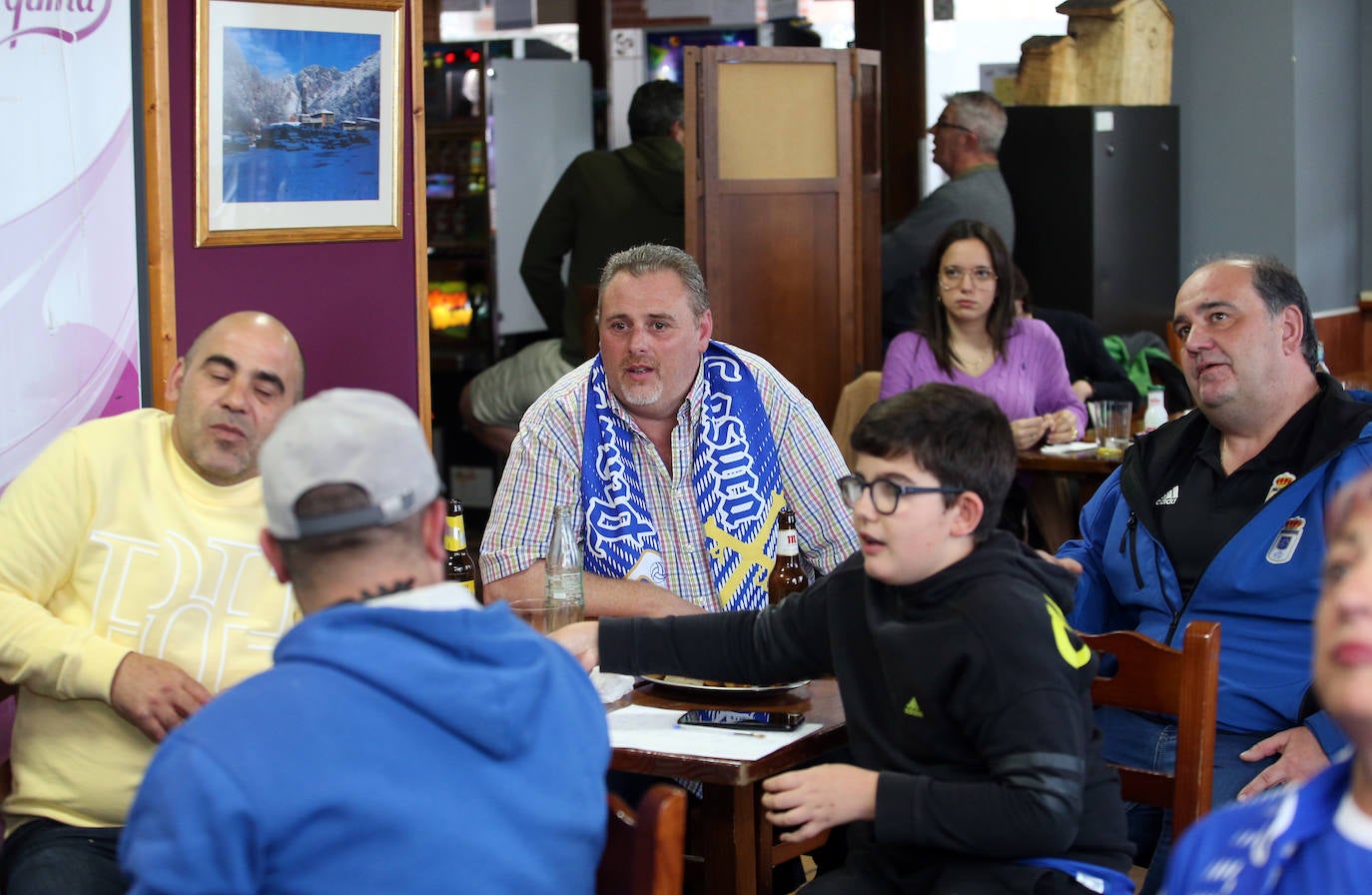 Las peñas del Oviedo viven el choque ante el Depor fuera del estadio. 