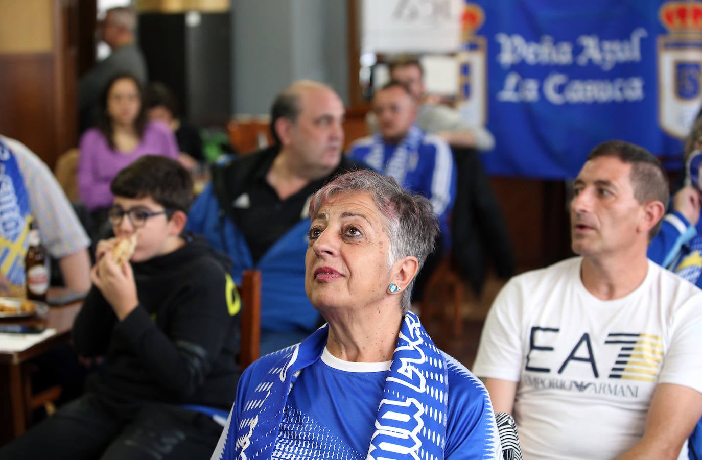 Las peñas del Oviedo viven el choque ante el Depor fuera del estadio. 