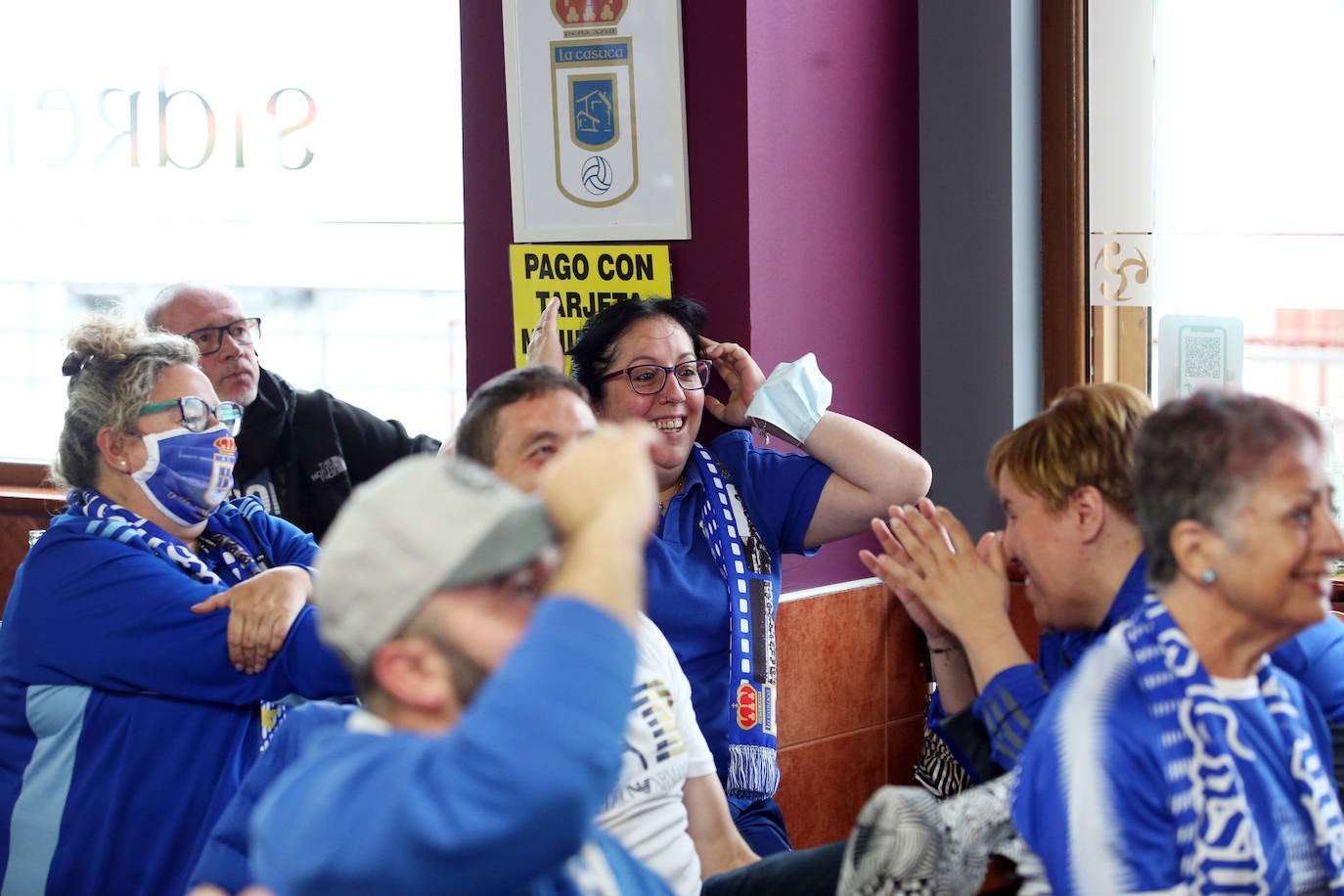 Las peñas del Oviedo viven el choque ante el Depor fuera del estadio. 