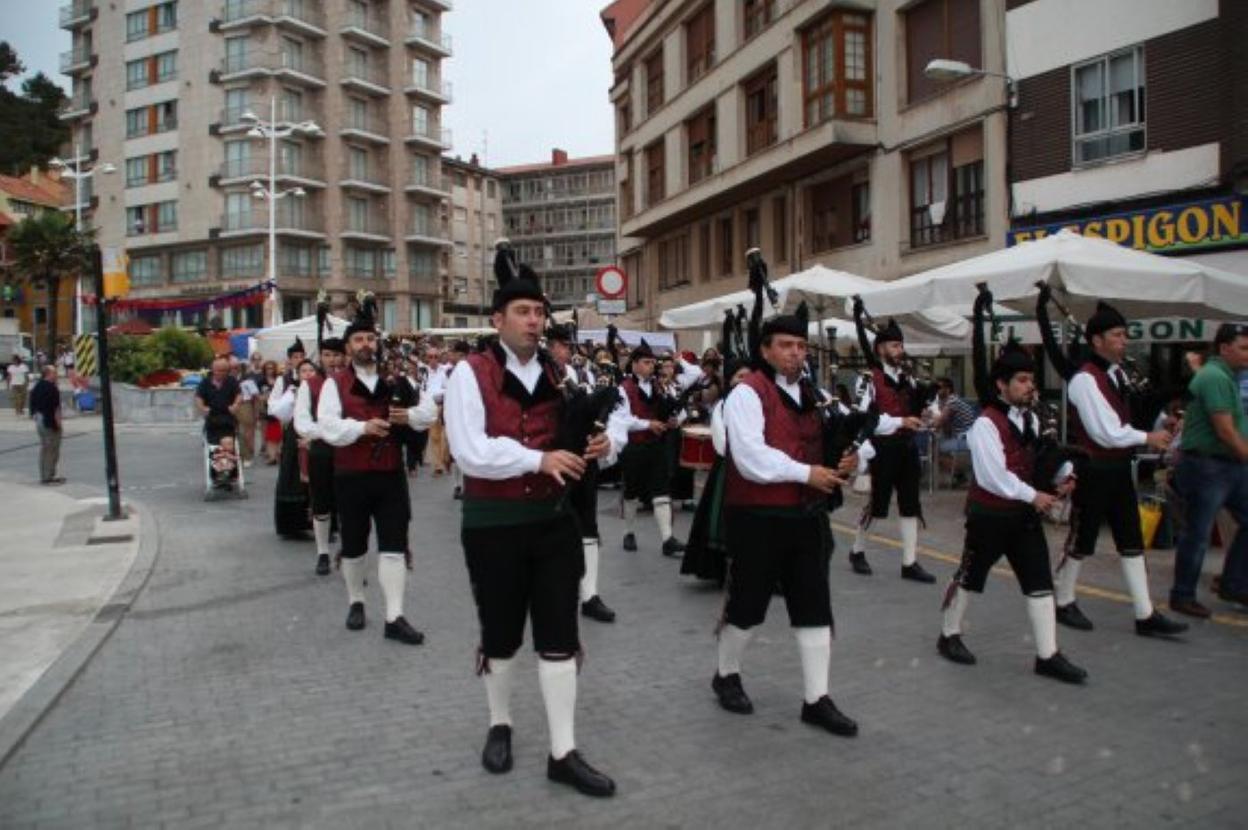 Desfile de la banda de gaitas por Candás en la pasada edición. 