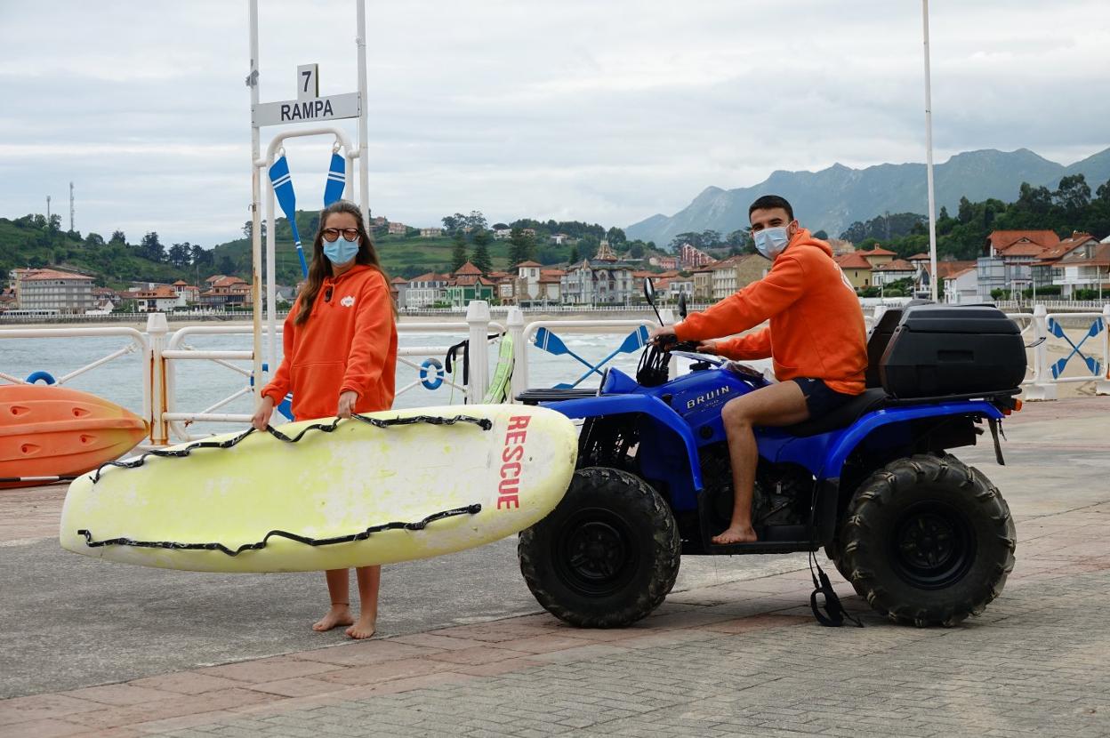 Socorristas en la playa riosellana de Santa Marina, con servicio activo desde esta semana. 