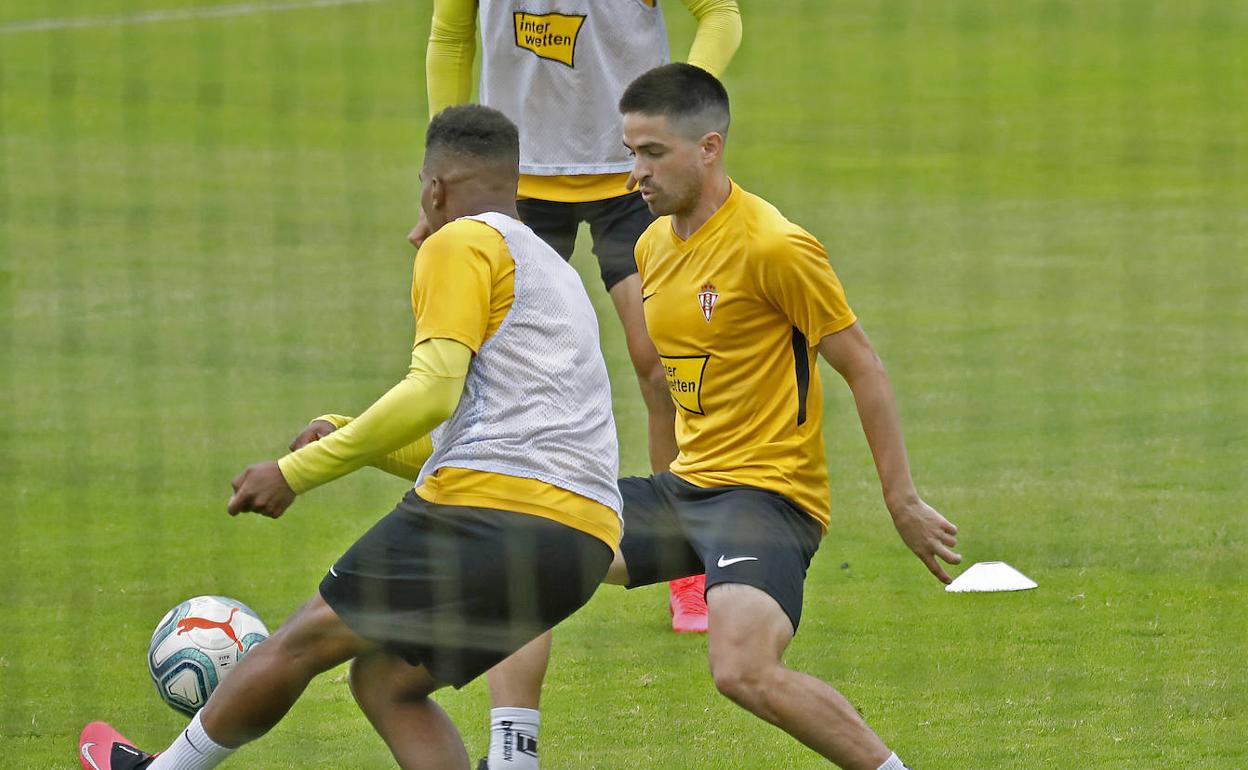 Damián Pérez, en un entrenamiento del Sporting. 