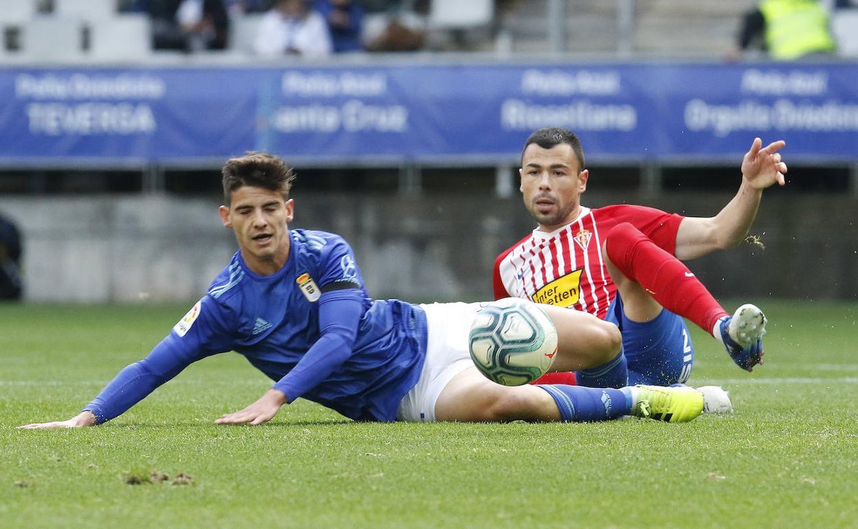 Riki y Javi Fuego en el partido de Liga de Segunda División entre el Real Oviedo y el Sporting de esta temporada. 