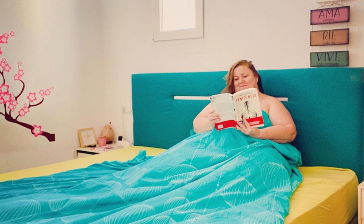 La actriz ha compartido una foto con el último libro de Pablo Rivero, 'Penitencia'. 