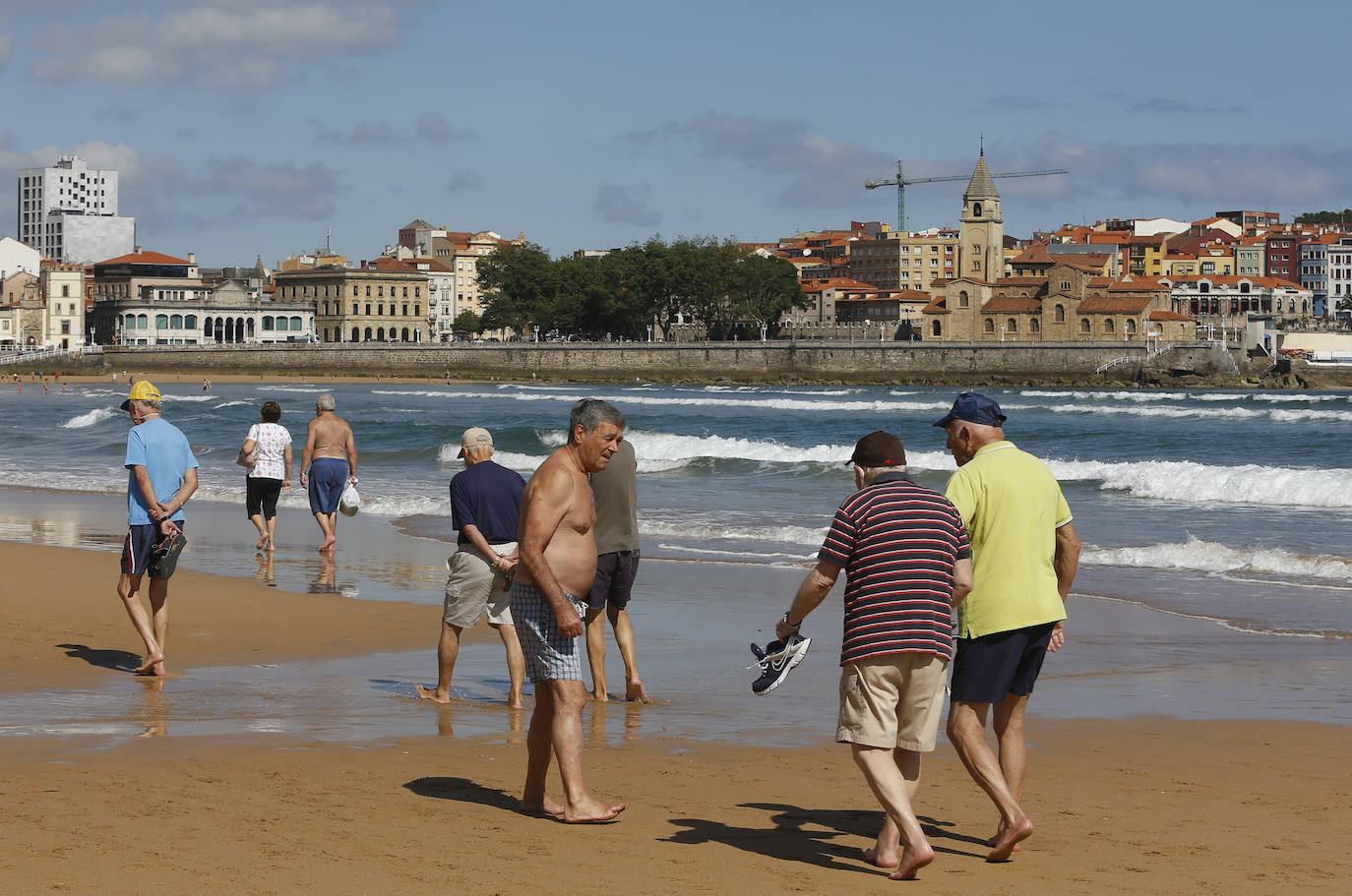 El sol y el buen tiempo han animado este jueves a disfrutar de las playas de Gijón. 
