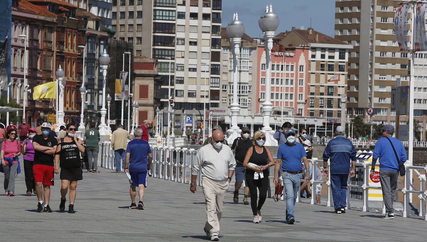 El sol y el buen tiempo han animado este jueves a disfrutar de las playas de Gijón. 