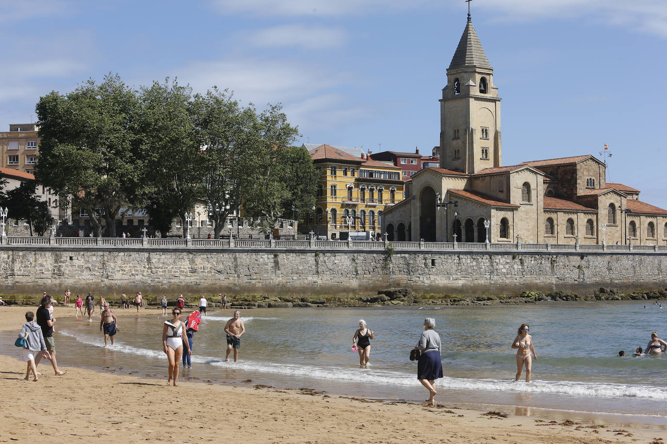 El sol y el buen tiempo han animado este jueves a disfrutar de las playas de Gijón. 