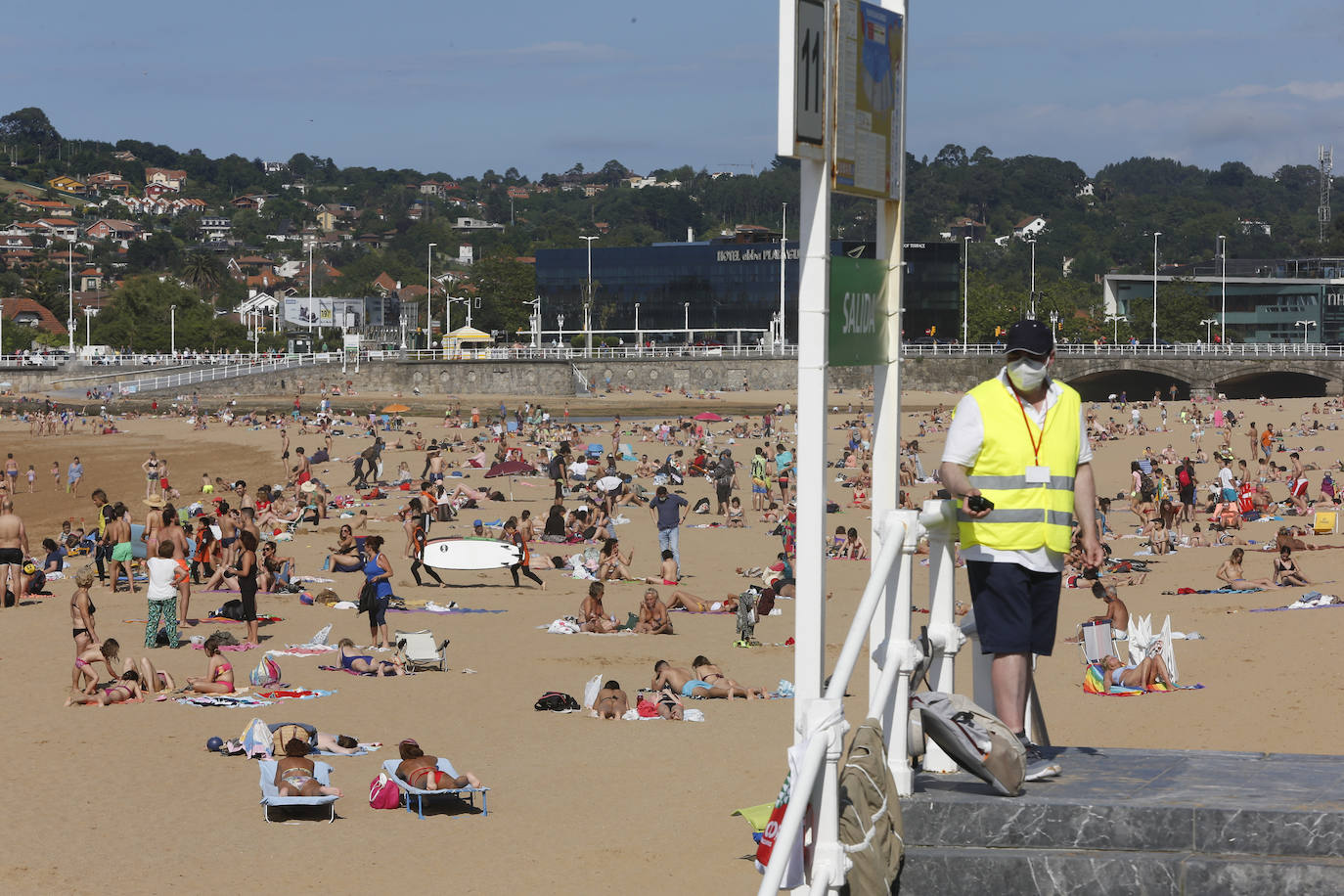 El sol y el buen tiempo han animado este jueves a disfrutar de las playas de Gijón. 