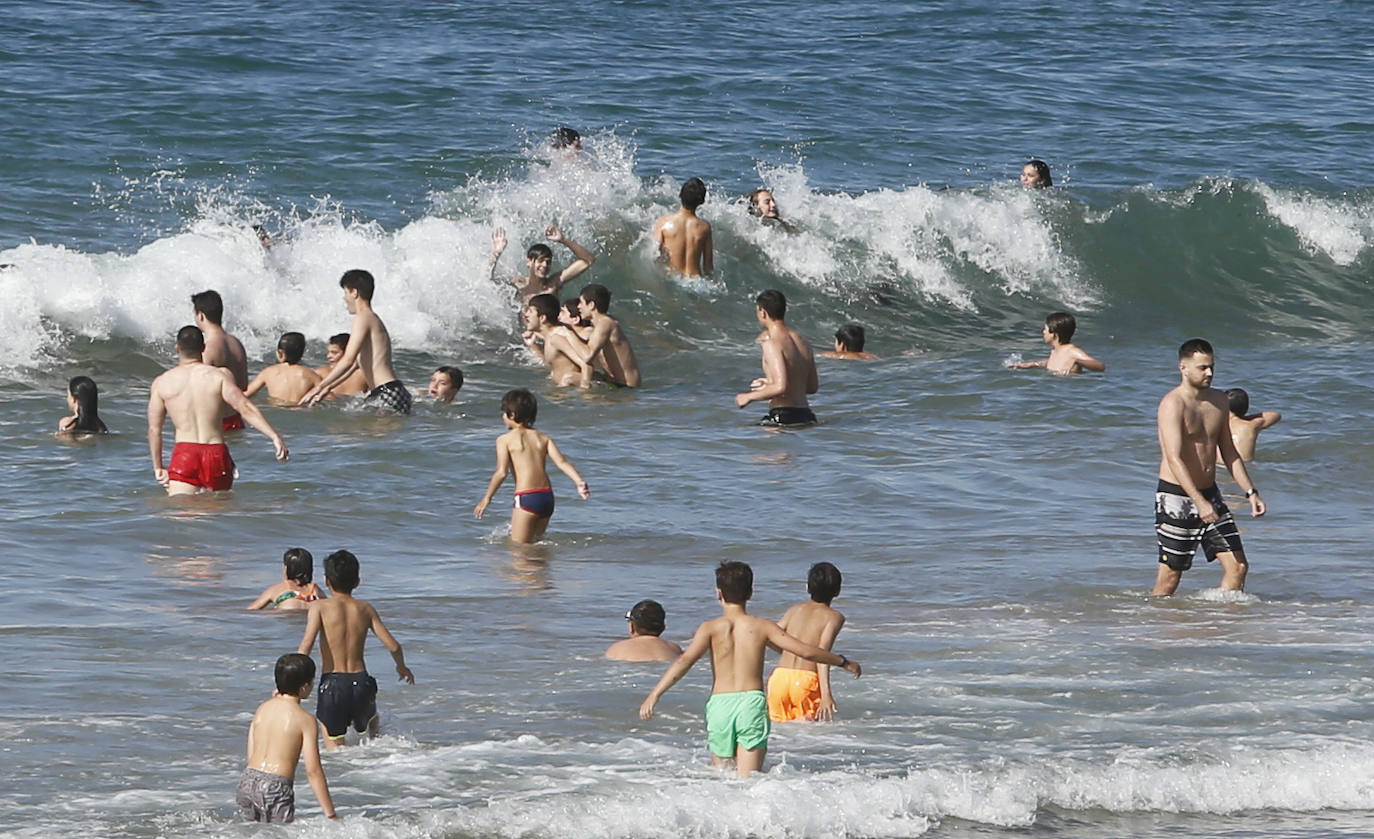 El sol y el buen tiempo han animado este jueves a disfrutar de las playas de Gijón. 