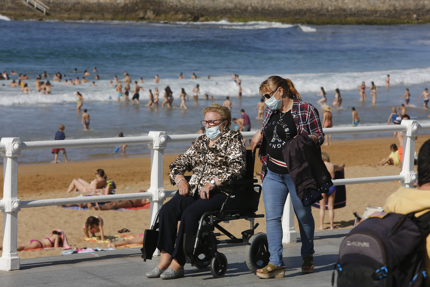 El sol y el buen tiempo han animado este jueves a disfrutar de las playas de Gijón. 