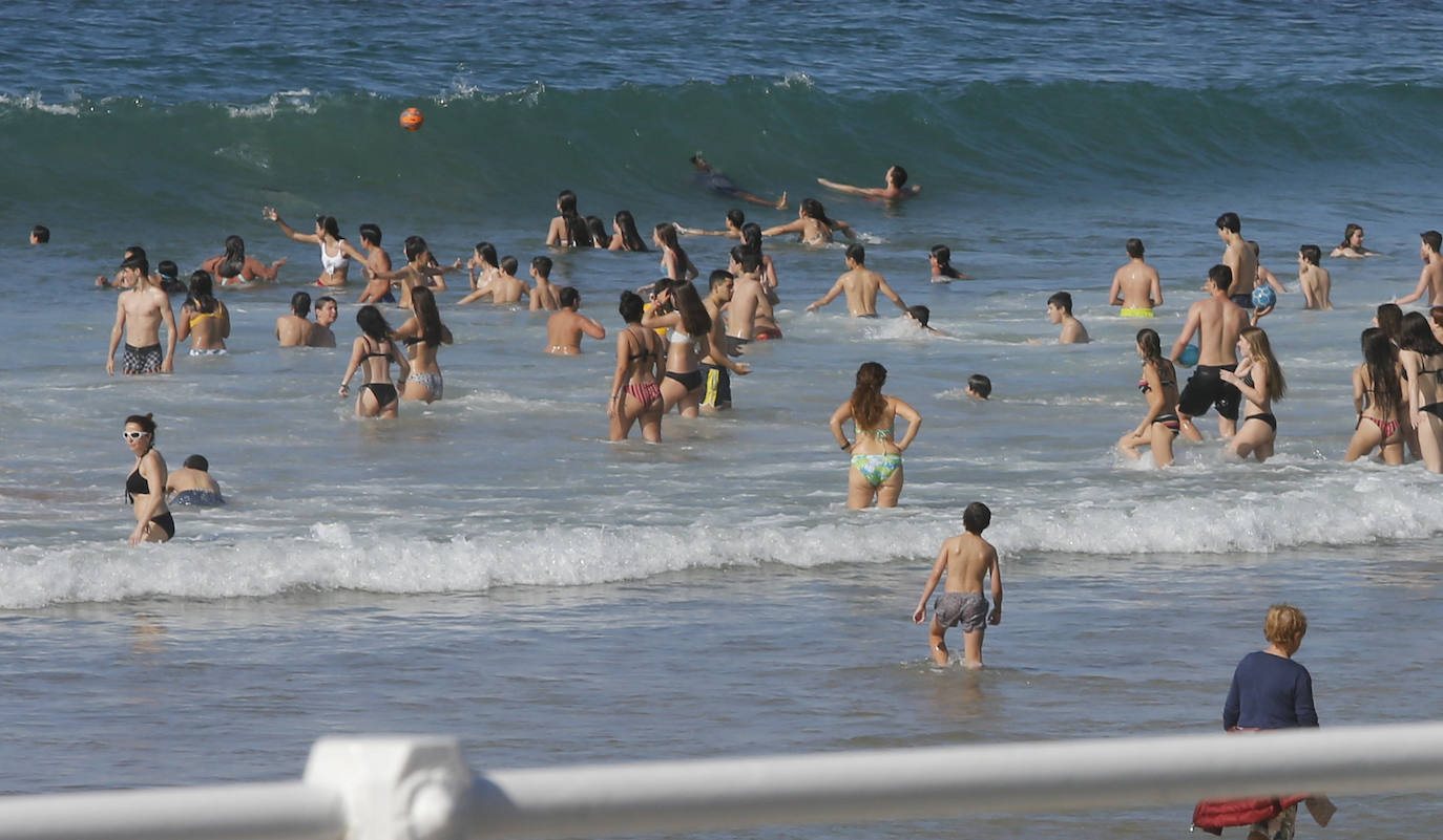 El sol y el buen tiempo han animado este jueves a disfrutar de las playas de Gijón. 