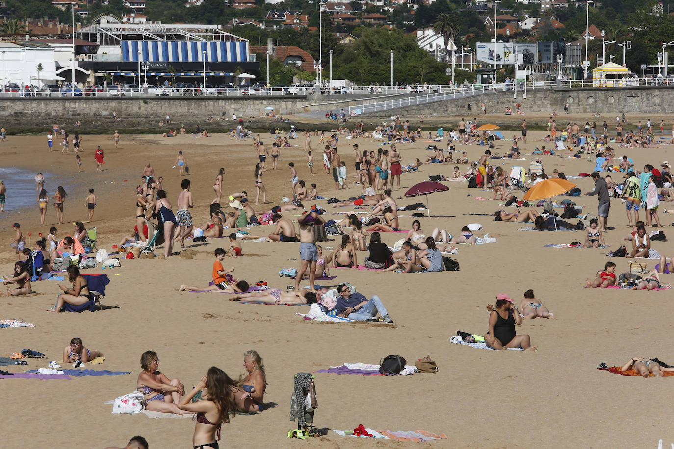 El sol y el buen tiempo han animado este jueves a disfrutar de las playas de Gijón. 