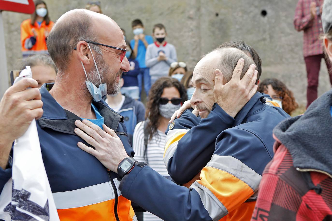 El último trabajador de la terminal granelera del puerto gijonés de El Musel, EBHI, en huelga de hambre, ha abandonado este jueves el encierro ante la imposibilidad legal de conseguir su objetivo, que era el mantenimiento de los puestos de trabajo de siete compañeros