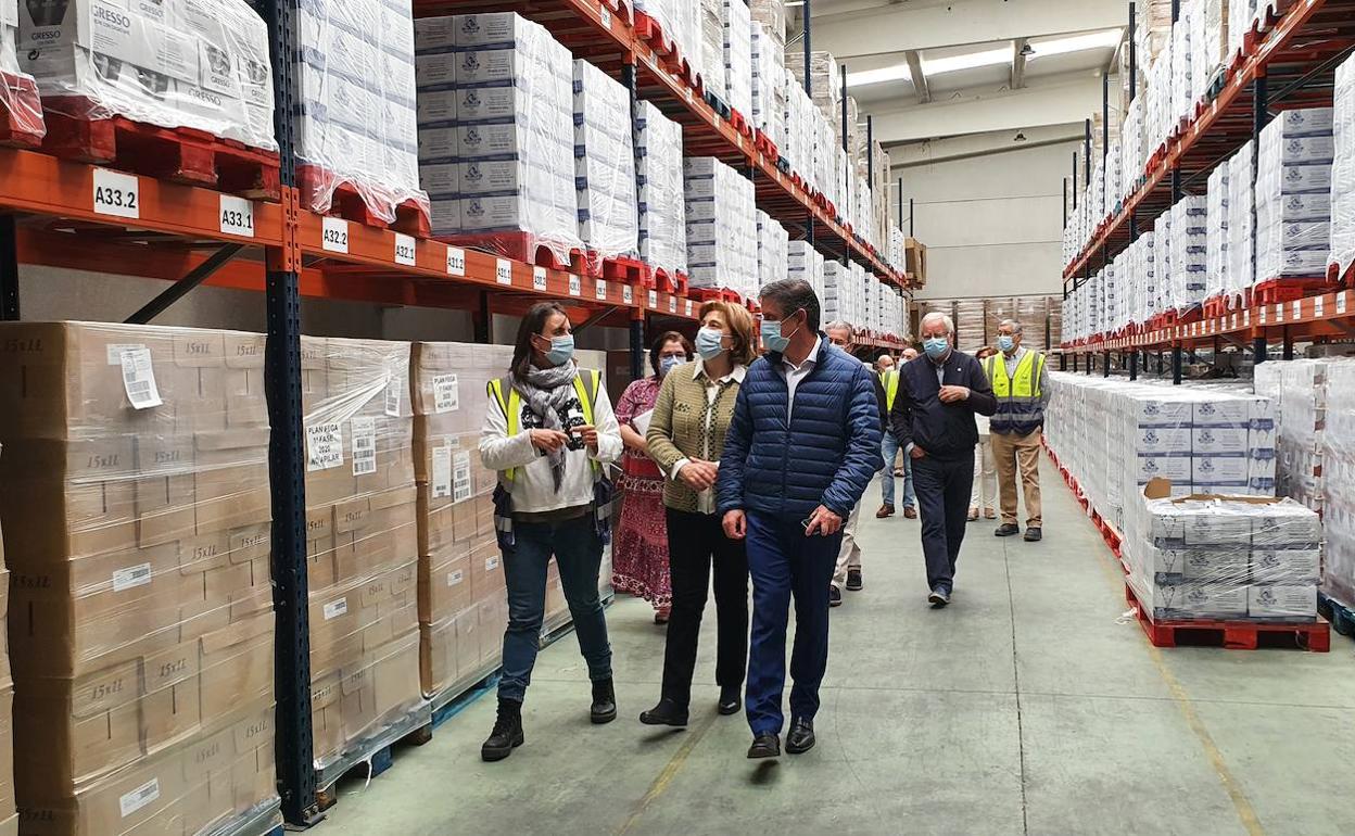 La delegada del Gobierno, Delia Losa, en la visita a los almacenes de Cruz Roja Española y la Federación Española de Banco de Alimentos