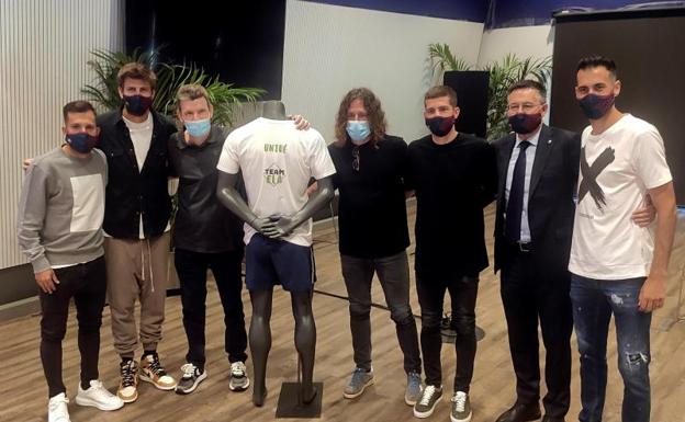 Juan Carlos Unzué (3i), junto a Gerard Piqué y Jordi Alba en el Camp Nou. 