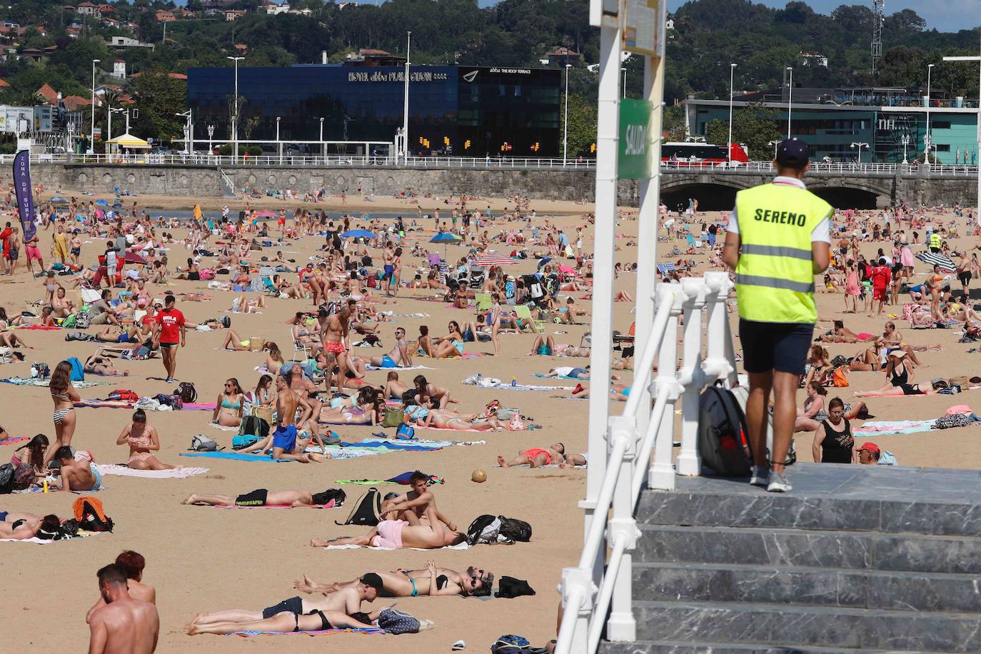 El estado de alarma está a punto de finalizar y con él, las restricciones de movilidad. A partir del 21 de junio los españoles podrán viajar por todo el territorio nacional y mientras tanto, los asturianos han aprovechado el buen tiempo para disfrutar de las playas. 