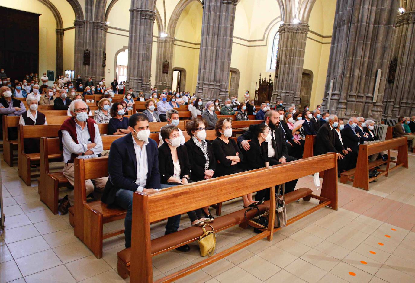 La iglesia parroquial de San Lorenzo se quedó pequeña durante la despedida de Manolo Llanos, un referente en el mundo del deporte tanto a nivel local, regional e incluso internacional. Su paso por las entidades más emblemáticas de la ciudad, como el Sporting y el Grupo Covadonga, así como el Principado antes de dar el salto al Comité Olímpico Español como director, reflejaron el gran número de amigos que dejó allá donde estuvo.