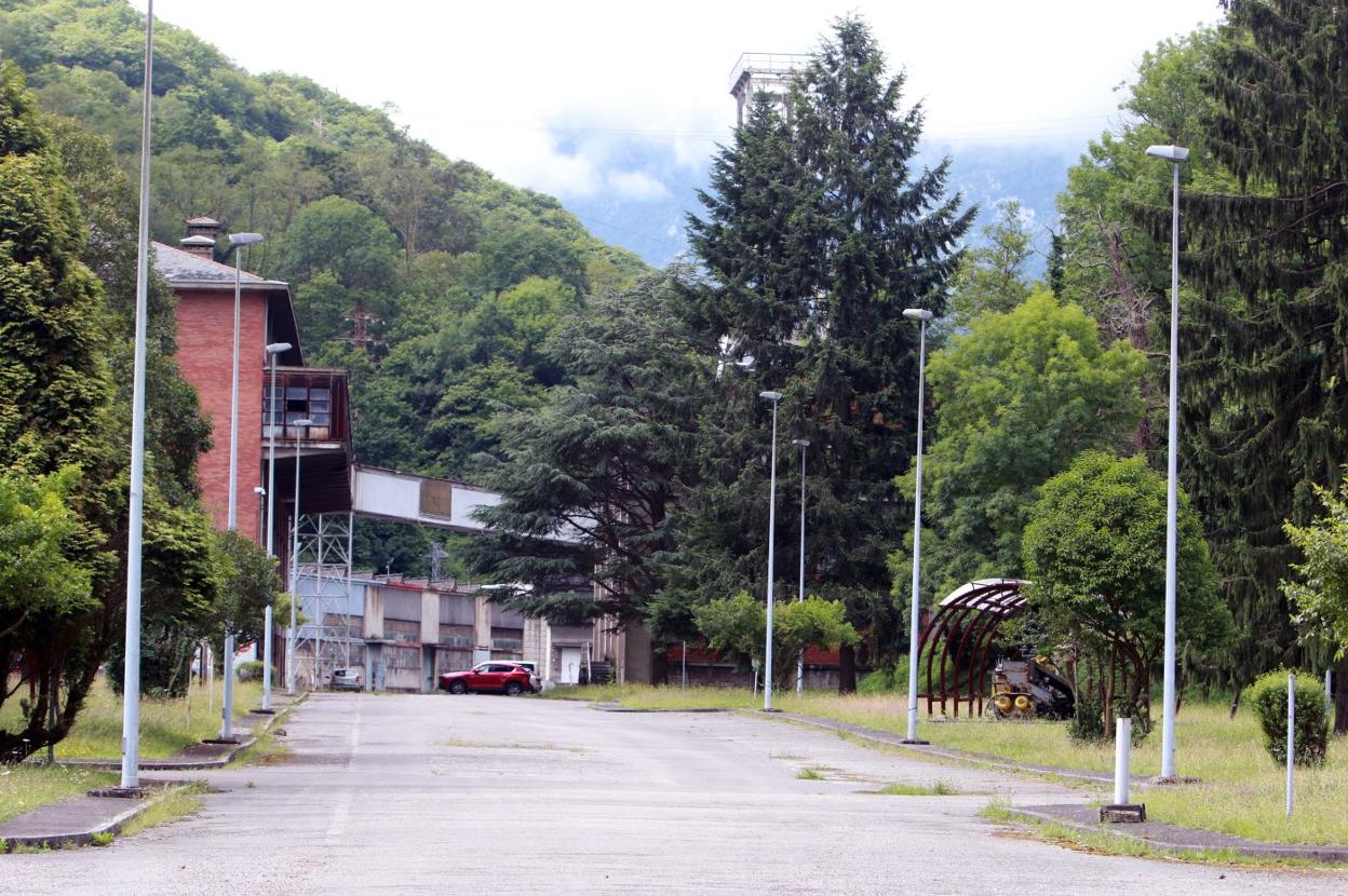 Parte de los terrenos e instalaciones en desuso del Pozo Monsacro, cerrado en 2014. 