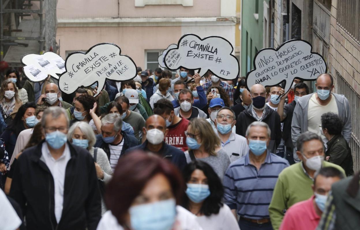 Más de 200 vecinos de Cimavilla marcharon hacia el Ayuntamiento para manifestarse contra el cierre del Tránsito de las Ballenas. 