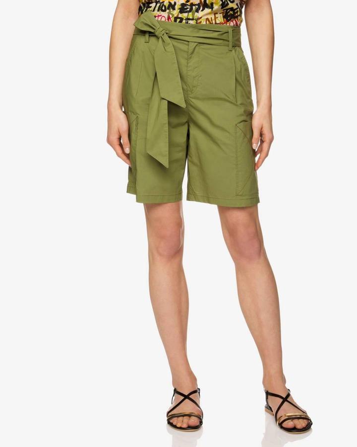 Bermudas cargo con cinturón de Benetton, 39,95 euros.