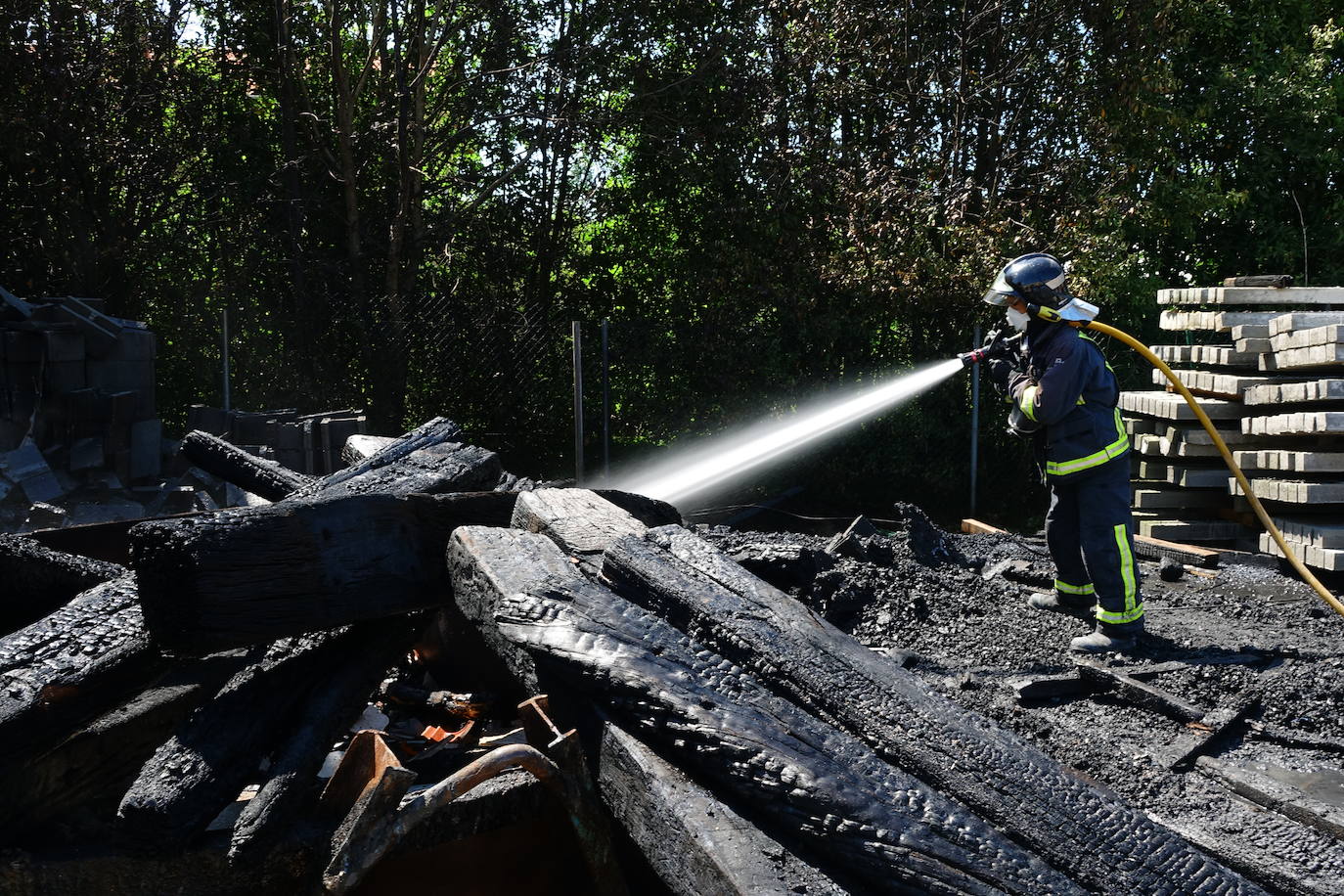 El fuego se inició en un recinto anexo a la nave que contenía madera tratada y la rápida intervención de los bomberos evitó que los daños fuesen mayores. 