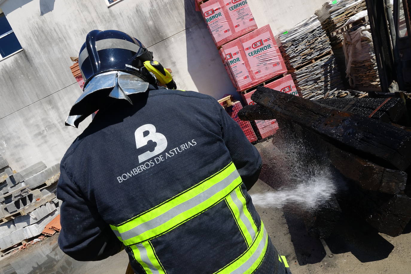 El fuego se inició en un recinto anexo a la nave que contenía madera tratada y la rápida intervención de los bomberos evitó que los daños fuesen mayores. 