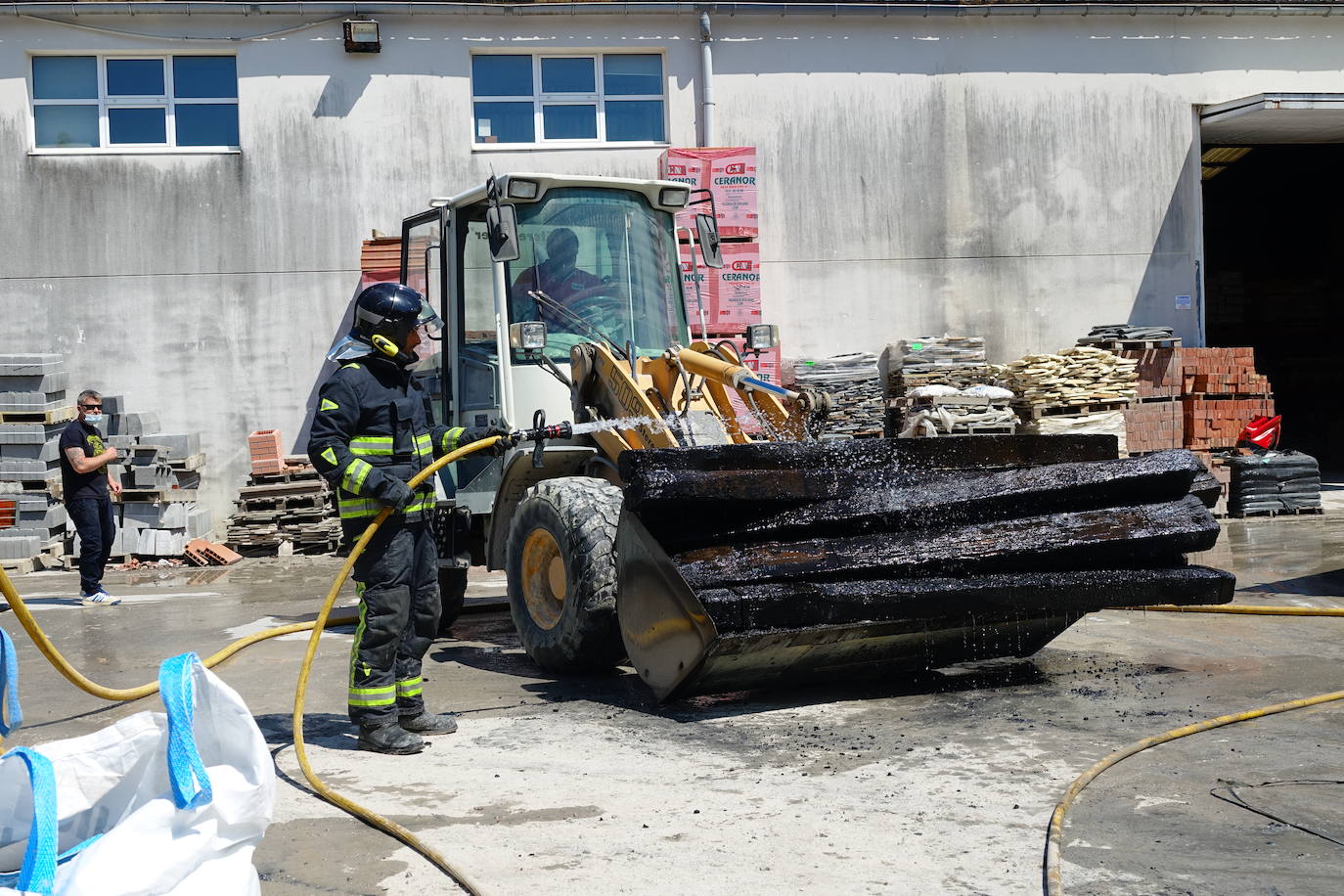 El fuego se inició en un recinto anexo a la nave que contenía madera tratada y la rápida intervención de los bomberos evitó que los daños fuesen mayores. 