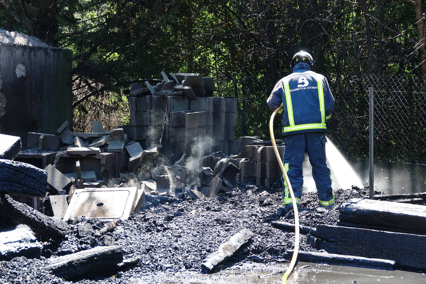 El fuego se inició en un recinto anexo a la nave que contenía madera tratada y la rápida intervención de los bomberos evitó que los daños fuesen mayores. 