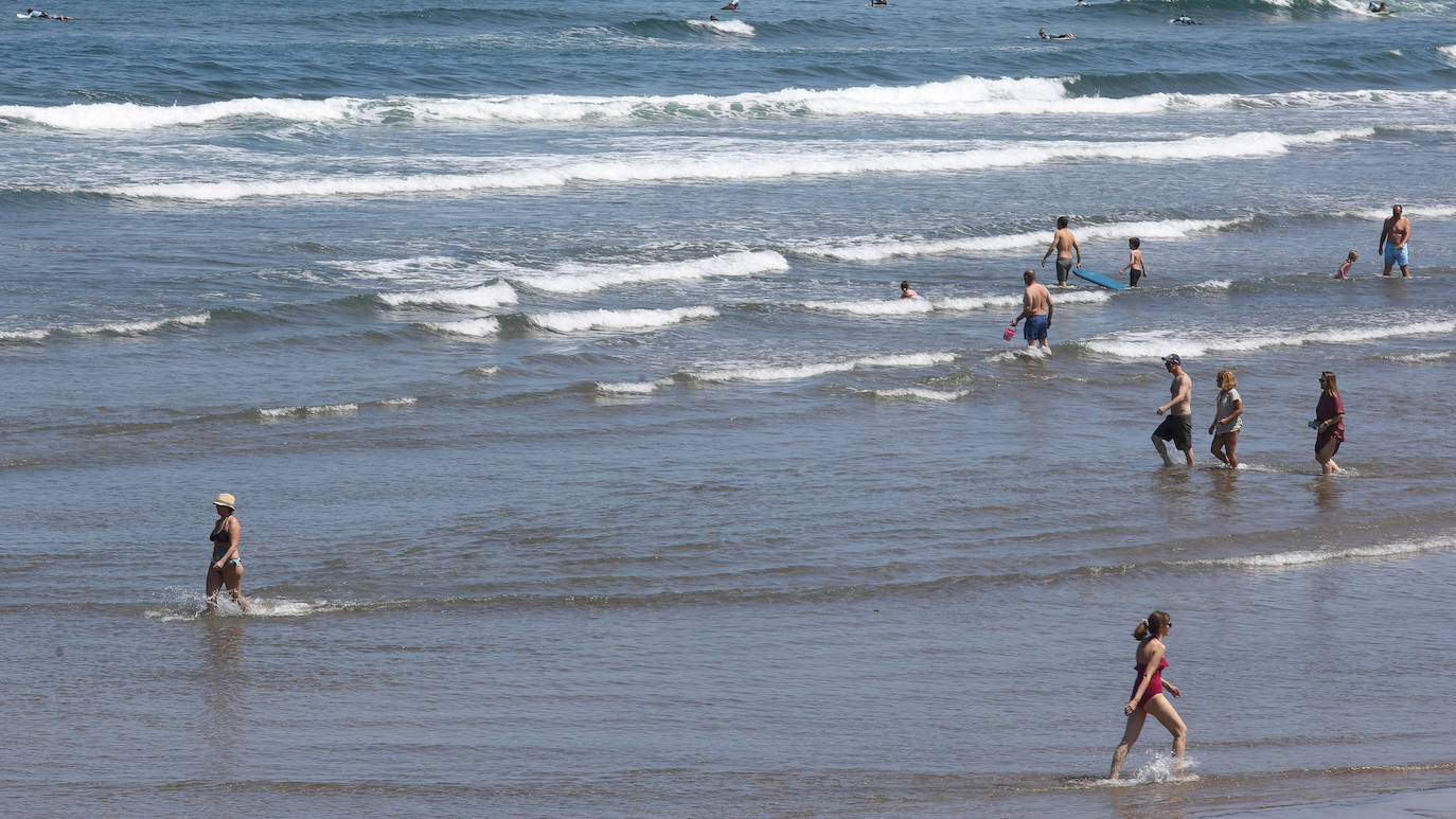 Así es la nueva normalidad en las playas asturianas. 