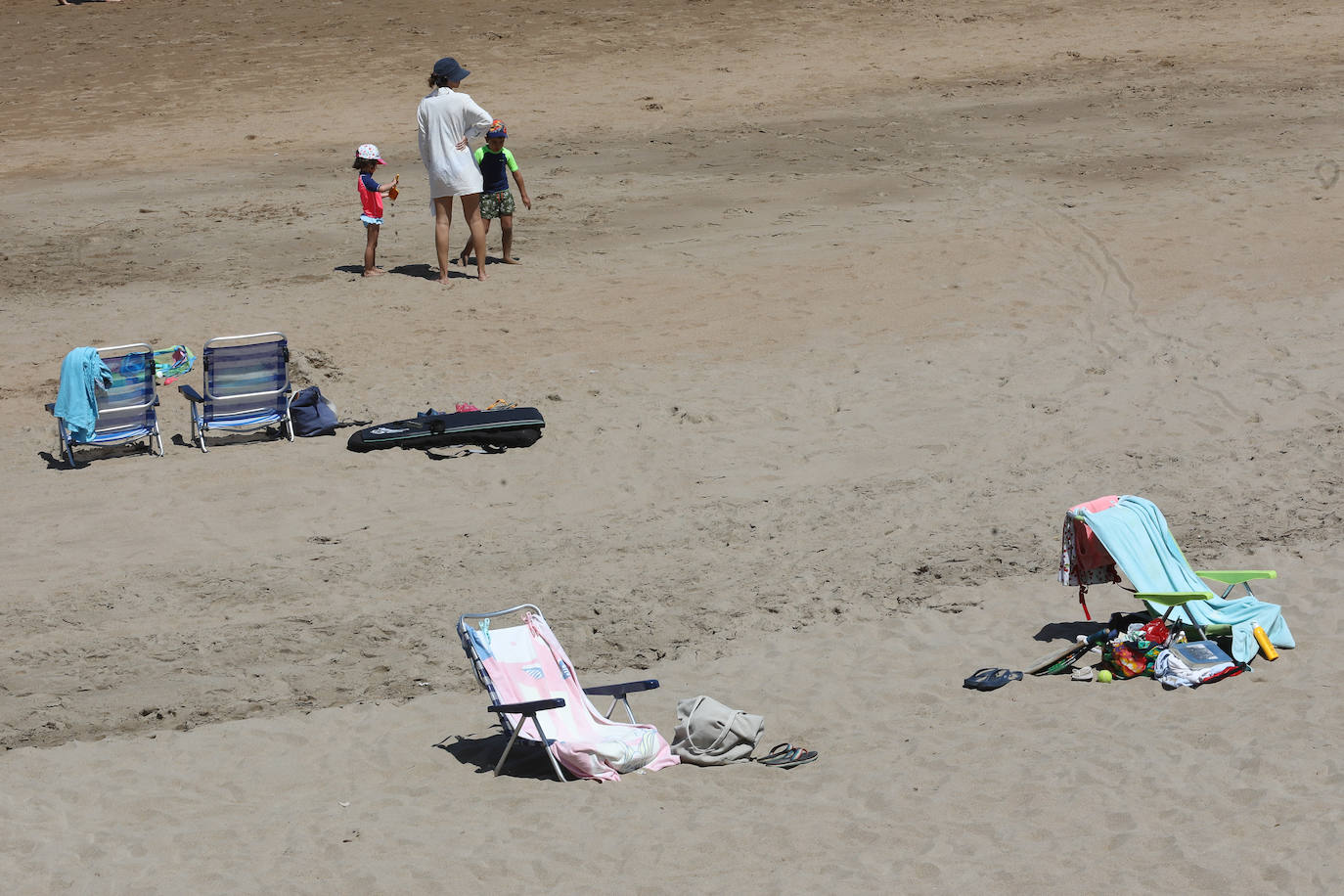 Así es la nueva normalidad en las playas asturianas. 