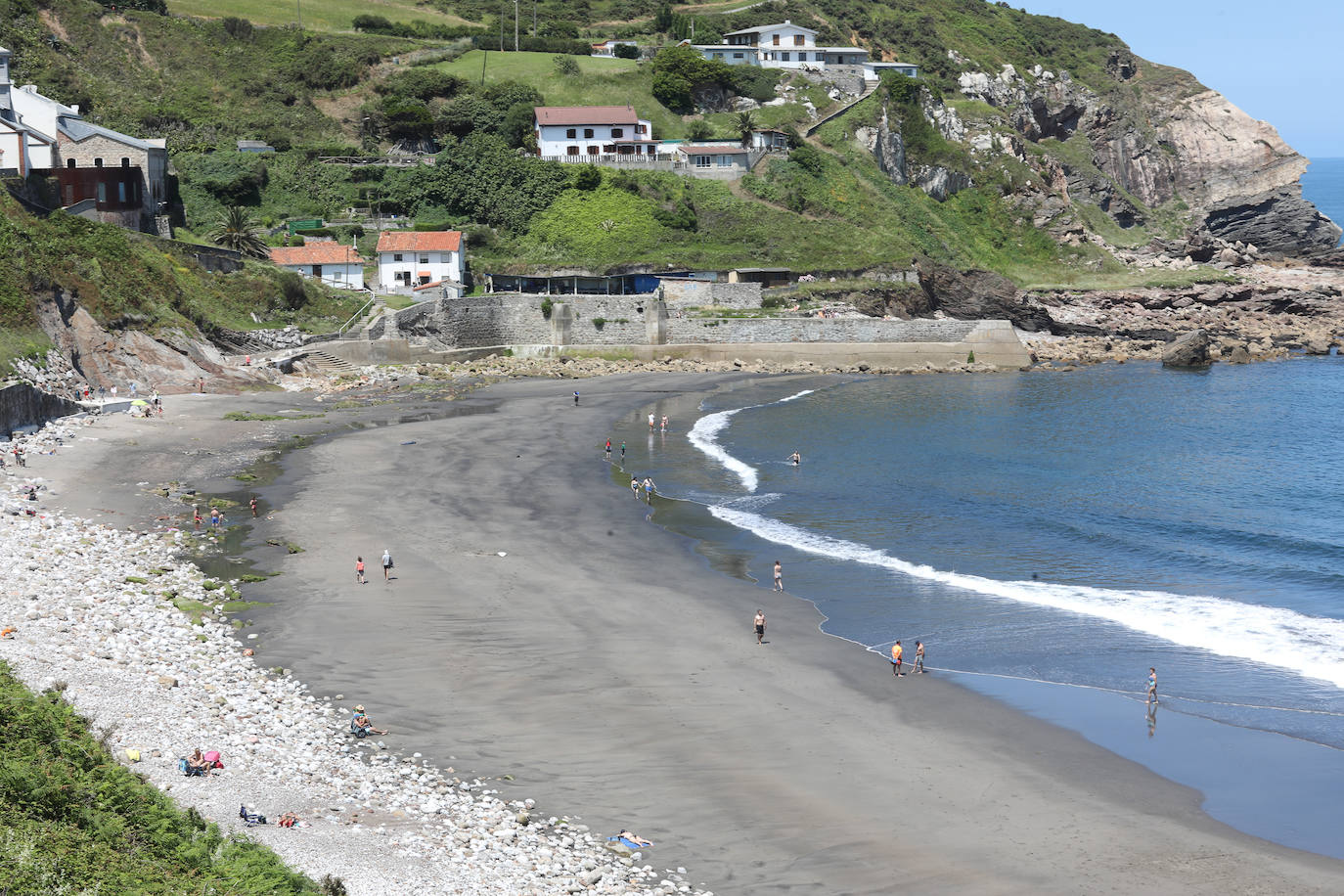 Así es la nueva normalidad en las playas asturianas. 