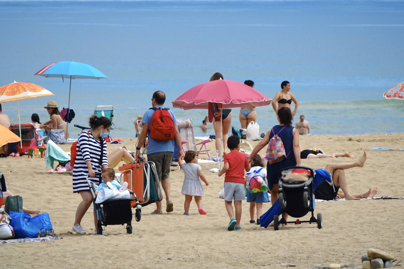 Así es la nueva normalidad en las playas asturianas. 