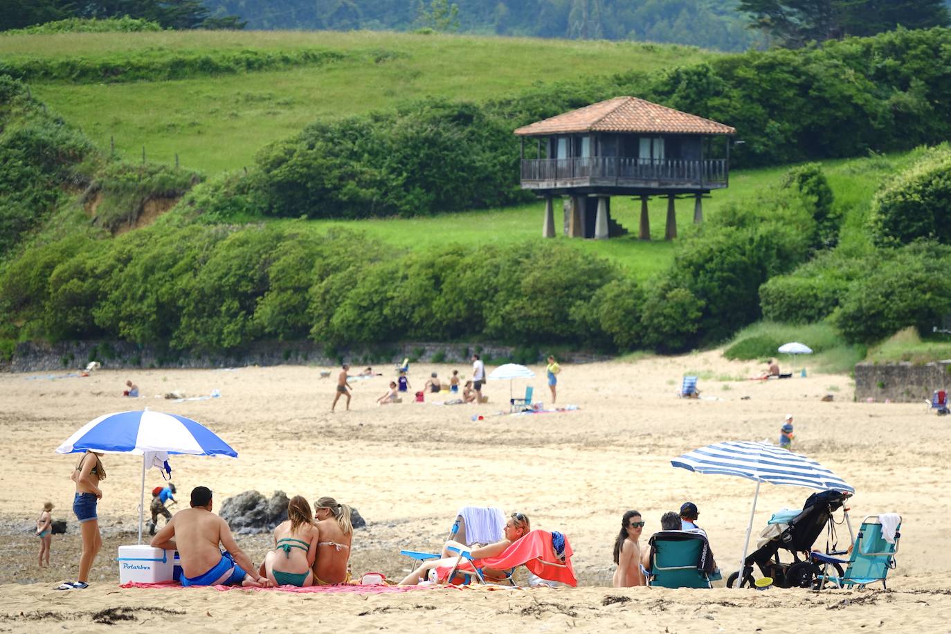 Así es la nueva normalidad en las playas asturianas. 