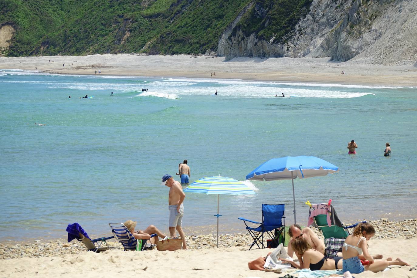 Así es la nueva normalidad en las playas asturianas. 