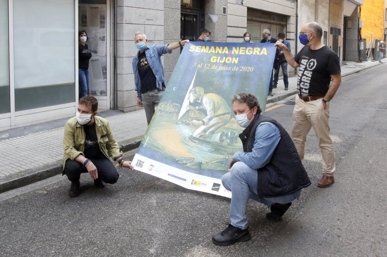 El cartel de la Semana Negra salió a la calle ayer para animar a la participación en el certamen. 