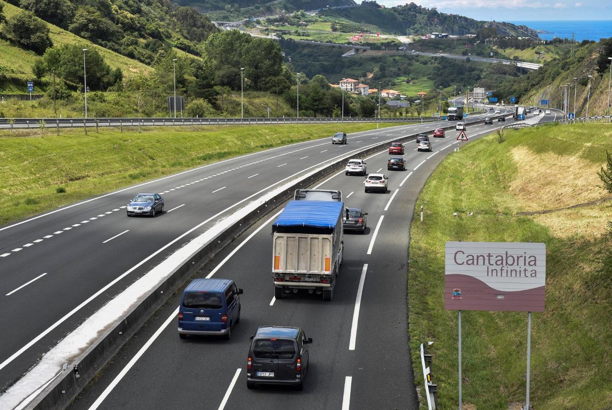 Tráfico denso en la AP-8, en el límite entre Vizcaya y Cantabria. 