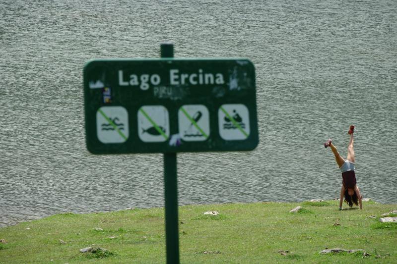 El Principado deja atrás las restricciones y estrena, como el resto del país, la llamada nueva normalidad. Los movimientos entre provincias ya están permitidos a partir del domingo 21 de junio y no han sido pocos los que han aprovechado para cruzar fronteras a visitar a familiares y amigos que, en muchos casos, se encontraban a escasos kilómetros de distancia. La región también ha recibido visitantes desde las comunidades vecinas, algo cotidiano en estas fechas pero que este año, tras el cierre de fronteras el pasado 14 de marzo, cobra especial relevancia. El cambio se ha notado igualmente en los transportes públicos, concretamente en los trayectos de larga distancia, y en el ocio nocturno, ya que los locales ya pudieron abrir su primera noche y muchos clientes se han animado. 