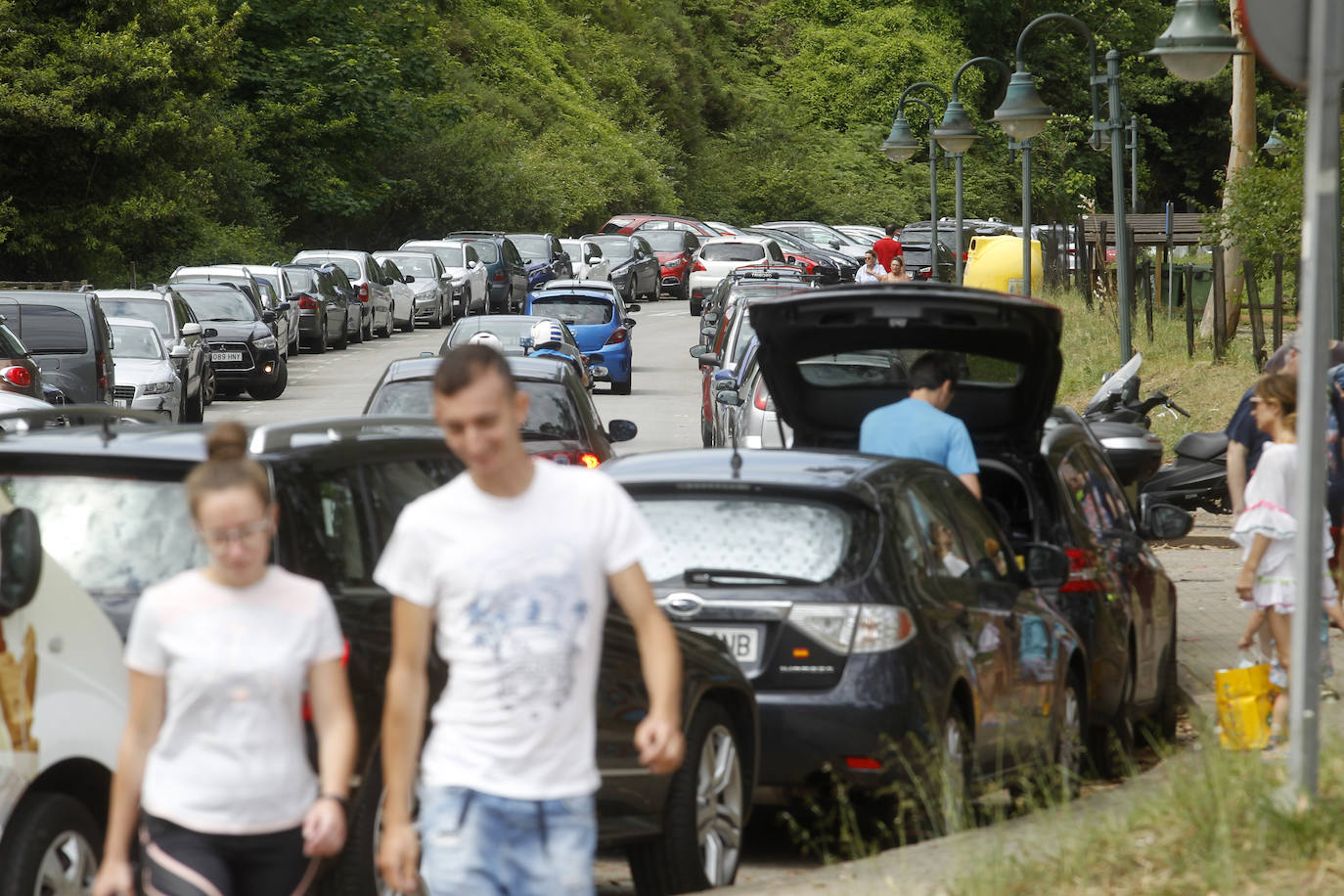 El Principado deja atrás las restricciones y estrena, como el resto del país, la llamada nueva normalidad. Los movimientos entre provincias ya están permitidos a partir del domingo 21 de junio y no han sido pocos los que han aprovechado para cruzar fronteras a visitar a familiares y amigos que, en muchos casos, se encontraban a escasos kilómetros de distancia. La región también ha recibido visitantes desde las comunidades vecinas, algo cotidiano en estas fechas pero que este año, tras el cierre de fronteras el pasado 14 de marzo, cobra especial relevancia. El cambio se ha notado igualmente en los transportes públicos, concretamente en los trayectos de larga distancia, y en el ocio nocturno, ya que los locales ya pudieron abrir su primera noche y muchos clientes se han animado. 